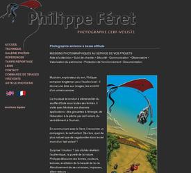 Un site web sobre parce-que l'accent est sur les photos qui sont formidables. Cette artiste prends des photos du paysage a l'aide d'un caméra qu'il a monté sur un cerf volant. Ce qui en ressort est époustouflant. Il fallait mettre en avant son travail et c'est bien réussi.